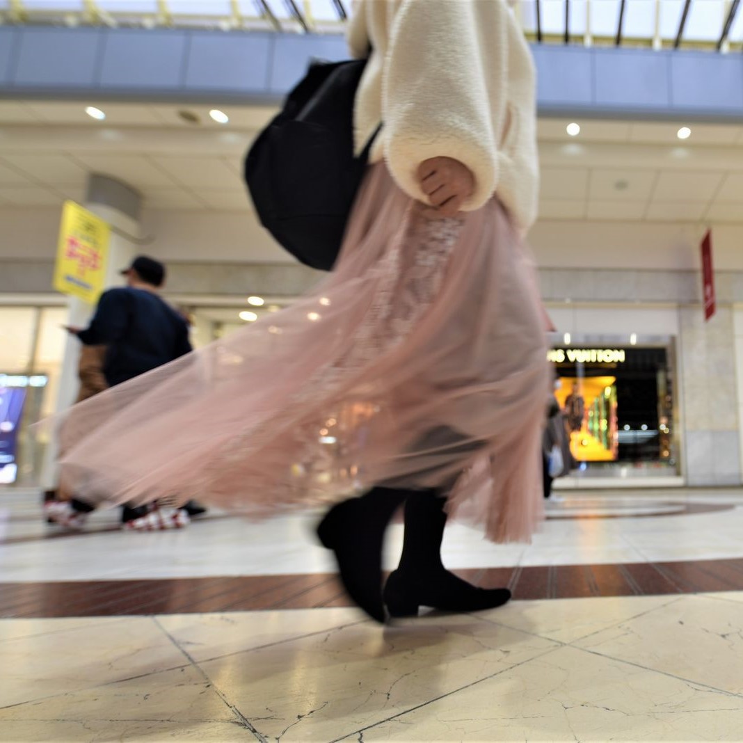 春風にスカートの裾なびいて