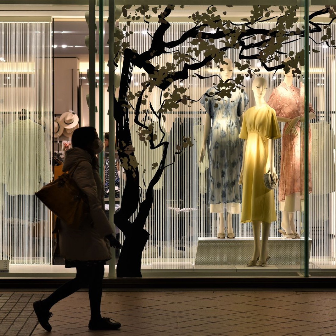 ショーウィンドーに春の風