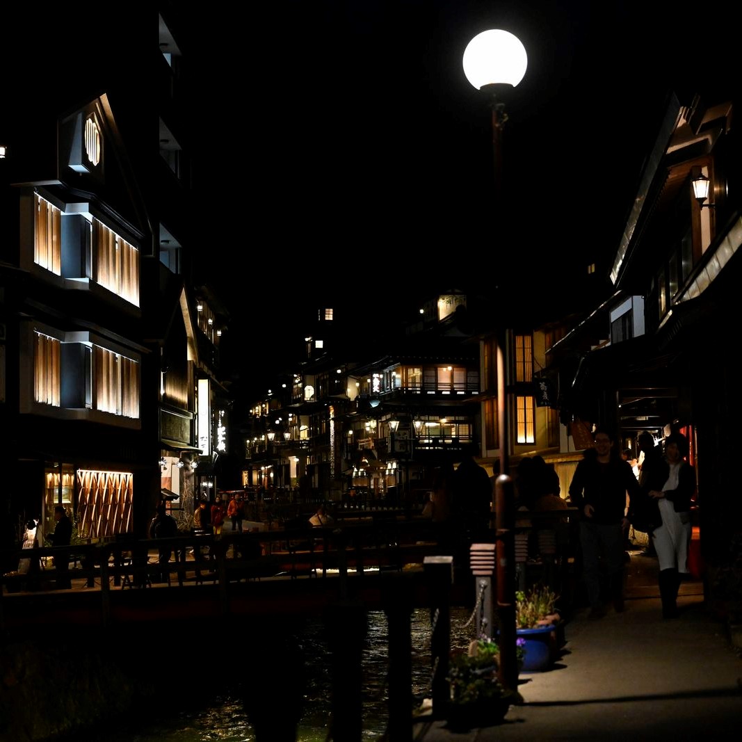 暗さに目が慣れると、人・人・人