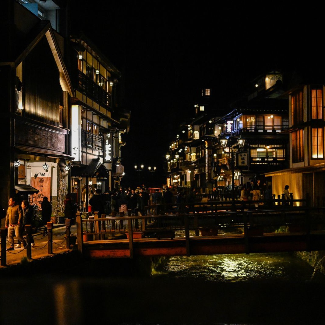 夜更けてもにぎわう温泉街