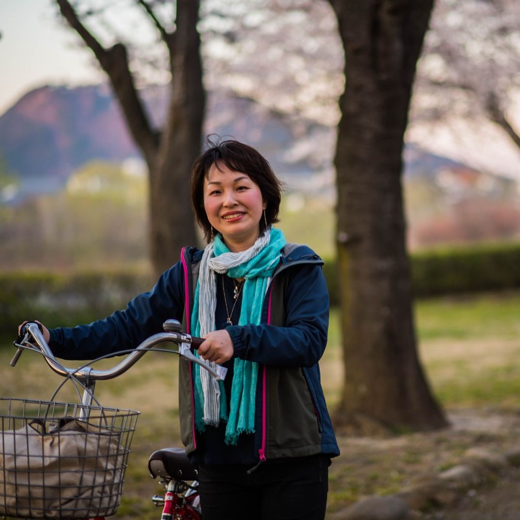 花とほほ笑む人