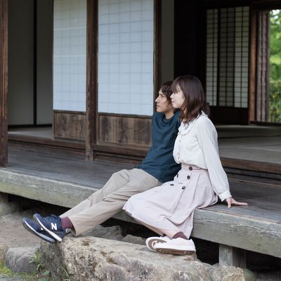 風に吹かれて縁側で