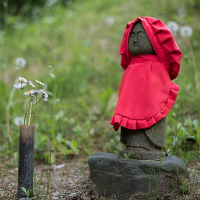 赤い前垂れの石仏