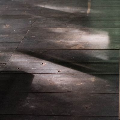 斜光のあたる床