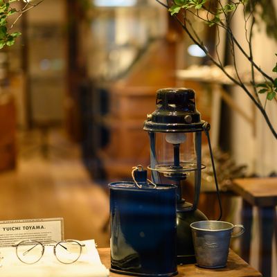 眼鏡店の店先にて