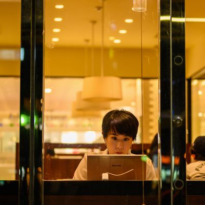 金色のカフェと黒い瞳