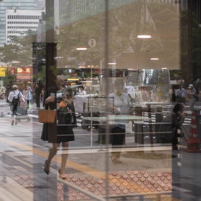 ウィンドウに映る都会のにぎわい