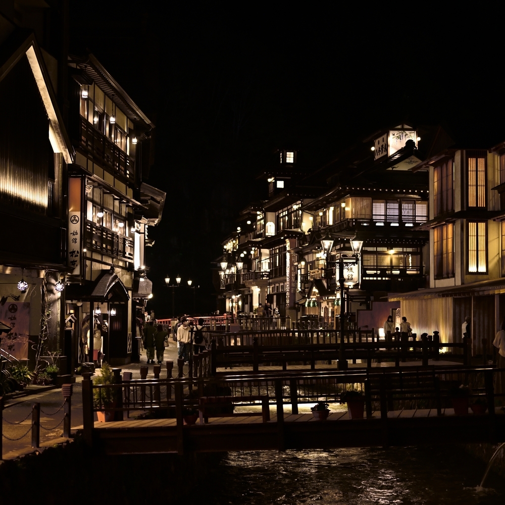 知らない街の宵闇が人の心を解くのはなぜ？