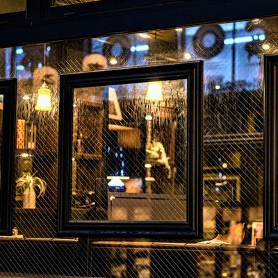 カフェの窓も雨に濡れて