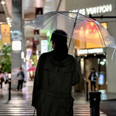 歩道の向こうは眩しい光