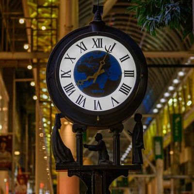 街にレトロな時計