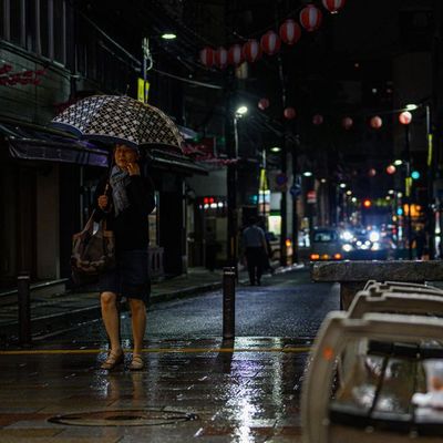 小さな神社の夏祭りの夜