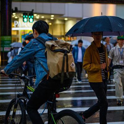 雨のスクランブル交差点
