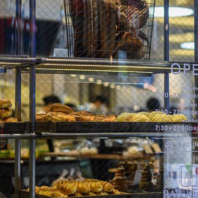 パン屋さんの店先