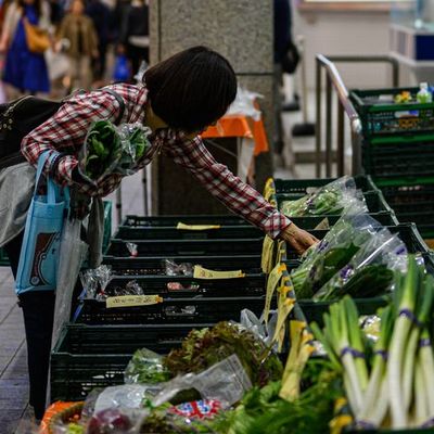 銀行の前は、夜の八百屋さん