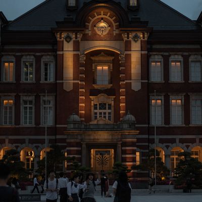 灯ともる東京駅のなつかしさ