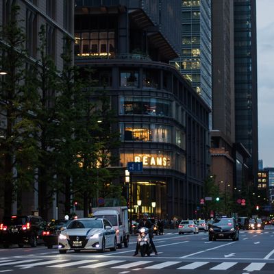 ビルに灯が輝く頃