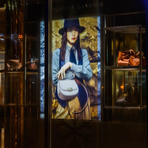 ポスターには春の風